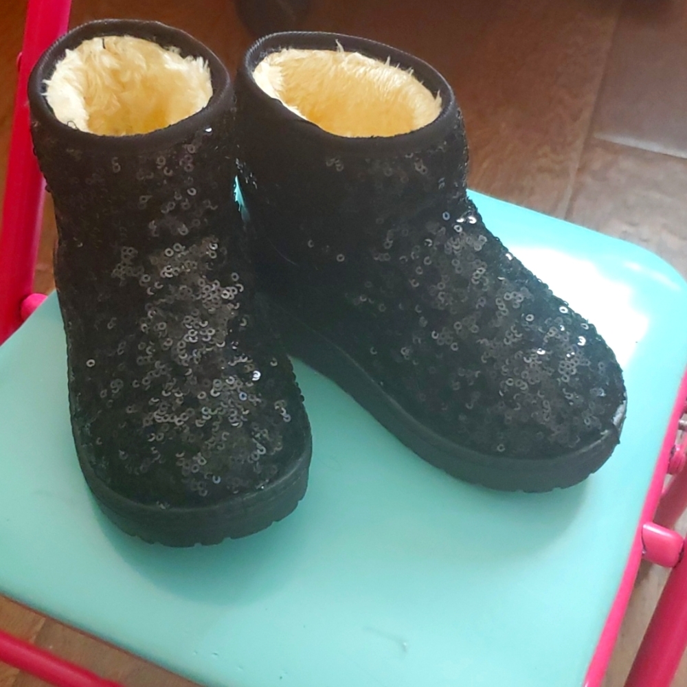 Dadawen Black sparkly sequin winter boots size 9 Toddler